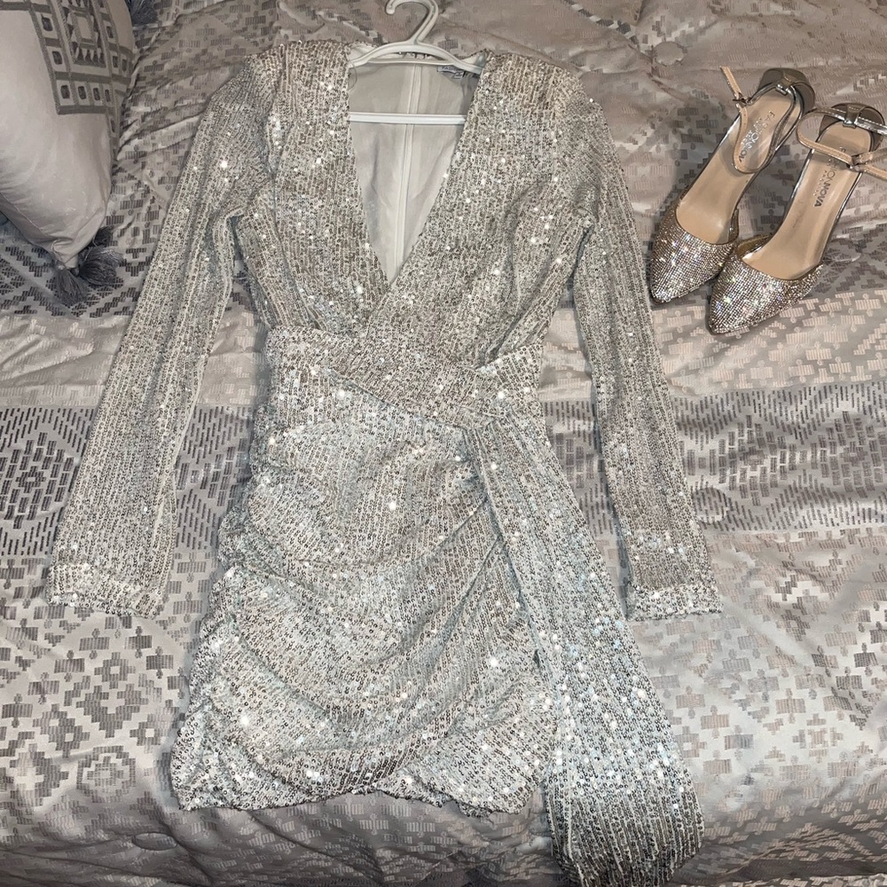Sequin dress w/ stilettos size 8 . Brand New !! ❤️